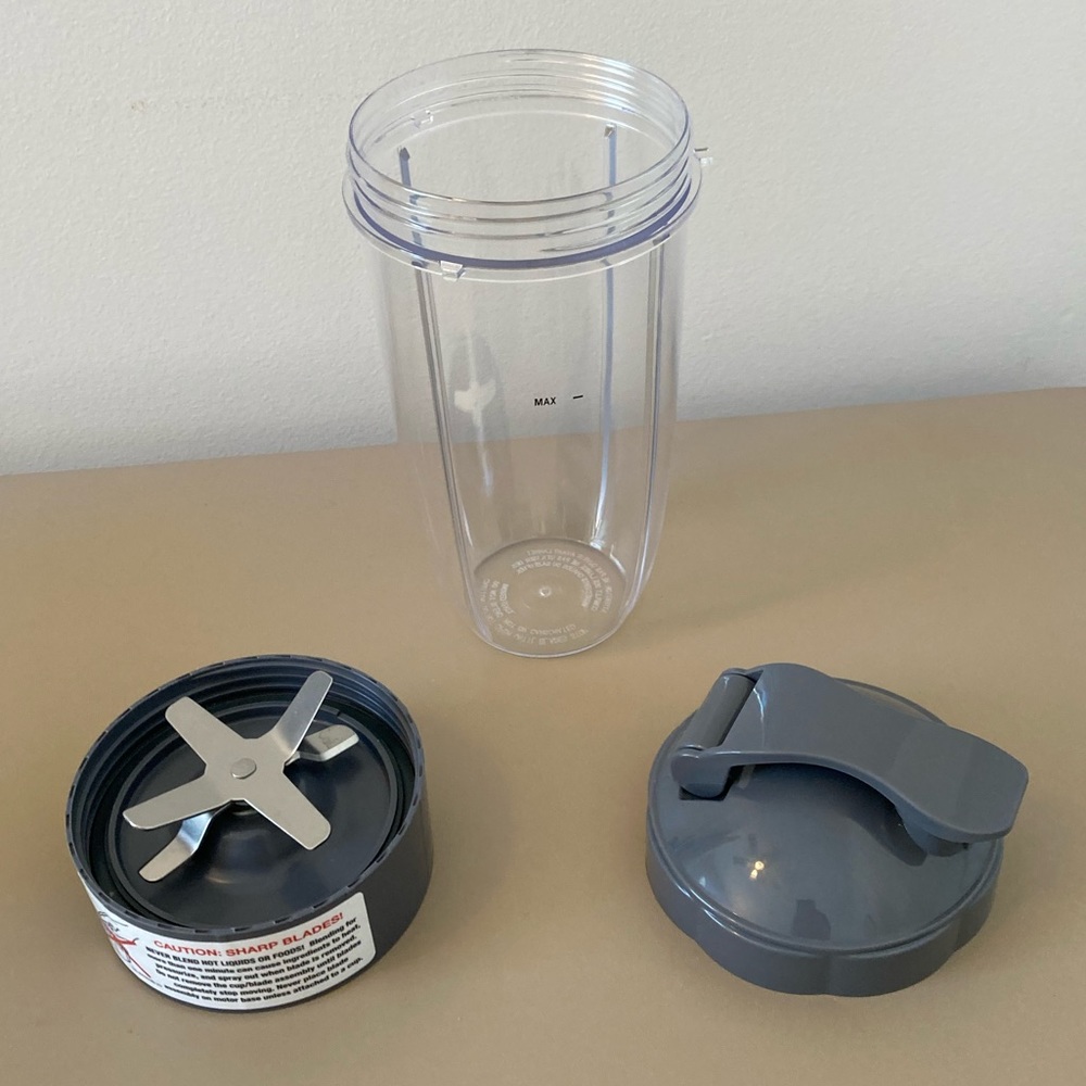 nutribullet© Pro 900W parts lot — 32 oz cup, extractor blade, and flip top lid